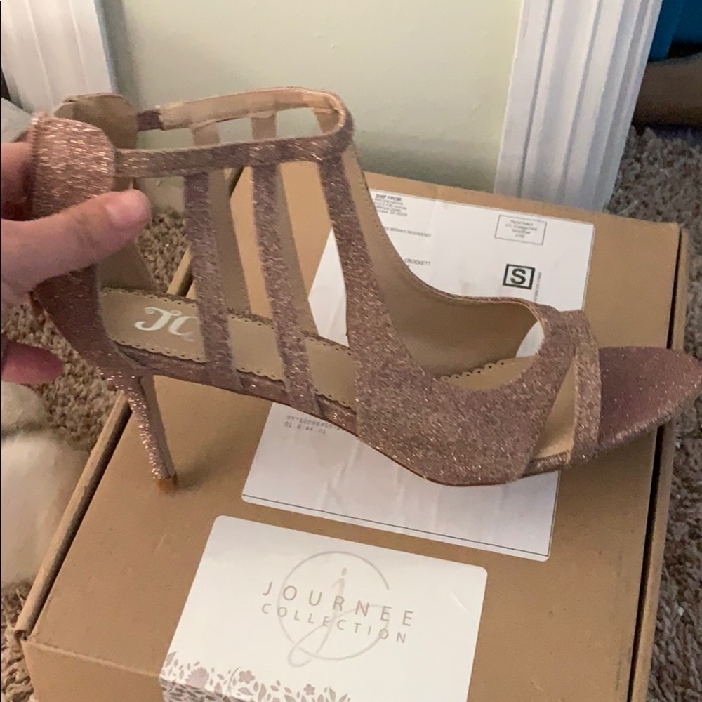 NEW! Journee Collection heels